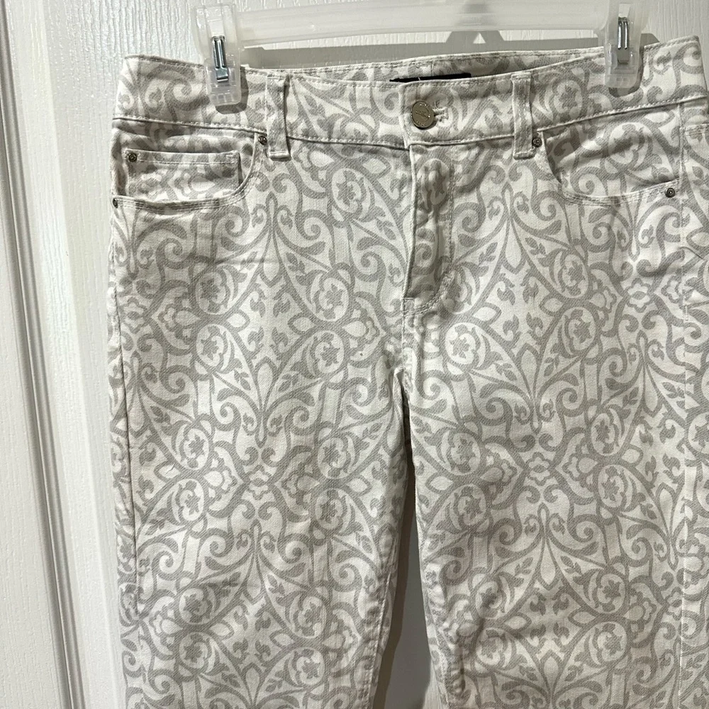 White House Black Market Gray and White Paisley Print Slim Ankle Jean Sz 6 NWOT - Picture 6 of 13